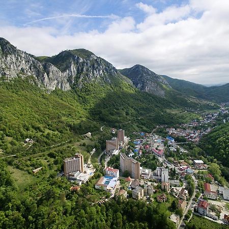 ホテルSara'S Sons Băile Herculane エクステリア 写真